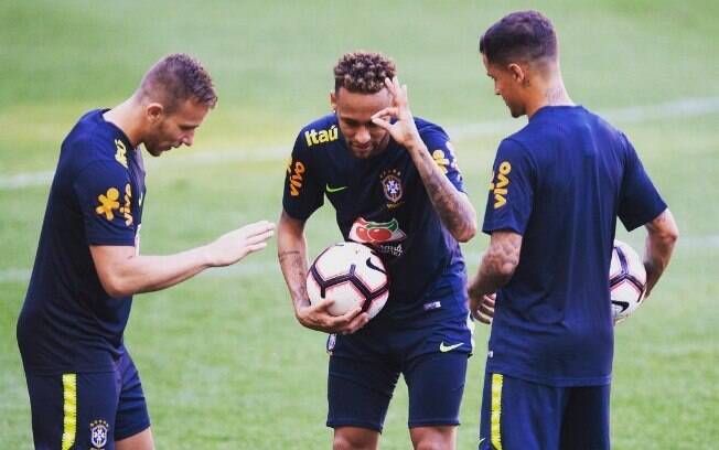 Arthur sonha em reeditar trio com Coutinho e Neymar no Barcelona