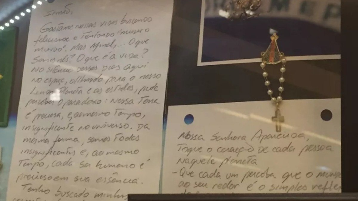 Carta e Boton de Nossa Senhora Aparecida que o Astronauta Marcos Pontes levou ao espaço. Hoje, em exibição na Sala das Promessas, na Basílica de Nossa Senhora Aparecida (SP)