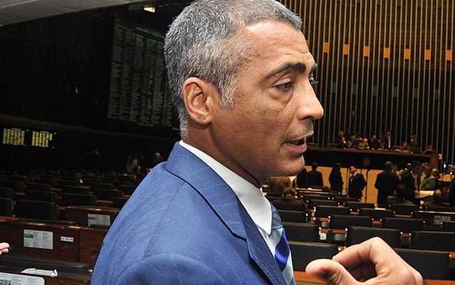 Romário fez questionamentos no senado nesta segunda-feira (29)