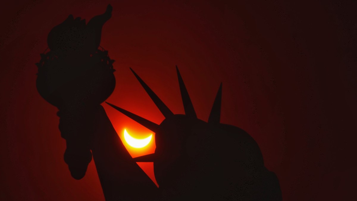 Estátua da Liberdade, em Nova Iorque, com o eclipse solar total ocorrendo ao fundo