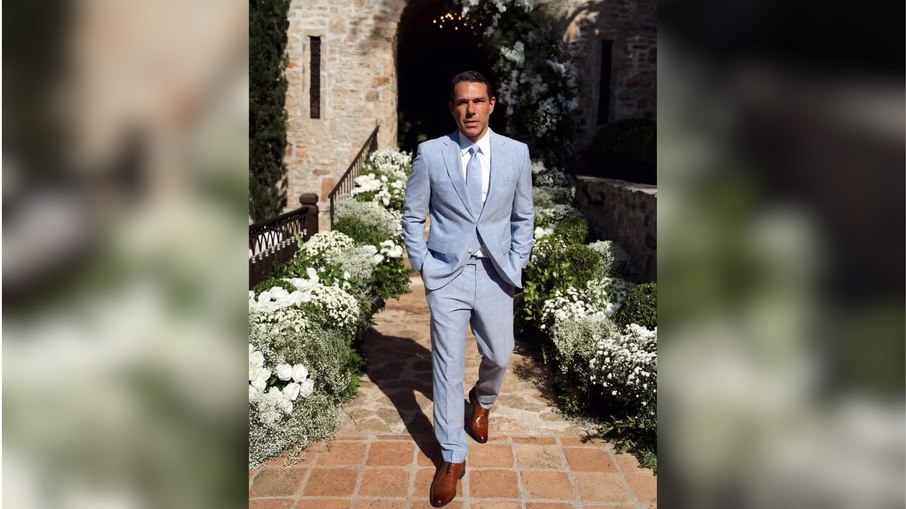 Marcus Buaiz exibe look elegante para casamento com Isis Valverde Marcus Buaiz exibe look elegante para casamento com Isis Valverde