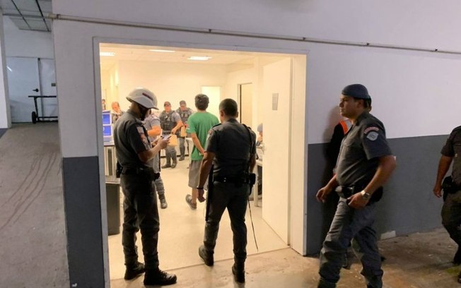 Dois torcedores do Boca detidos por gesto racista em jogo contra o Corinthians pagam fiança e conseguem liberação