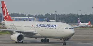 Homem morre durante voo e avião precisa fazer pouso de emergência