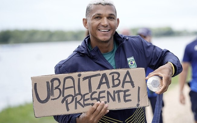 Medalha de Isaquias Queiroz é danificada na comemoração com a mulher e filhos