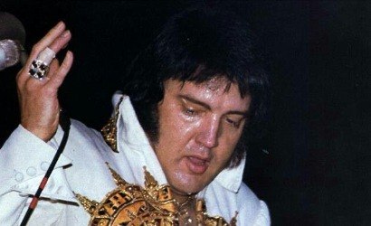 Veja os mistérios que rodeiam morte de Elvis Presley até hoje