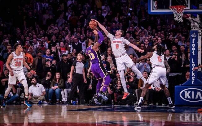 Bloqueio em LeBron acabou sendo um dos grandes destaques da rodada da NBA deste domingo