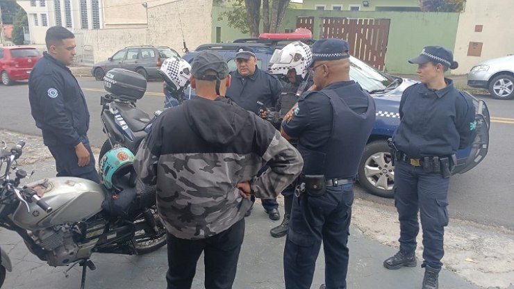 GCM de Valinhos prende traficante, socorre jovem e recupera moto