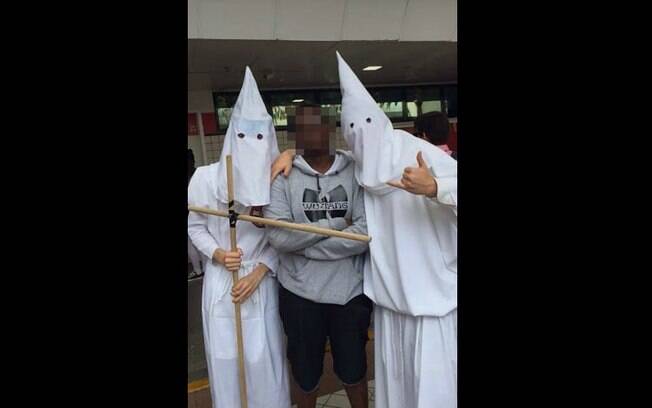 Direção do colégio diz que não compactua com as fantasias que fazem referência ao grupo Ku Klux Klan