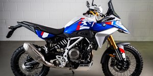 BMW F 450 GS estreia em 2026 e mira trilhas intermediárias