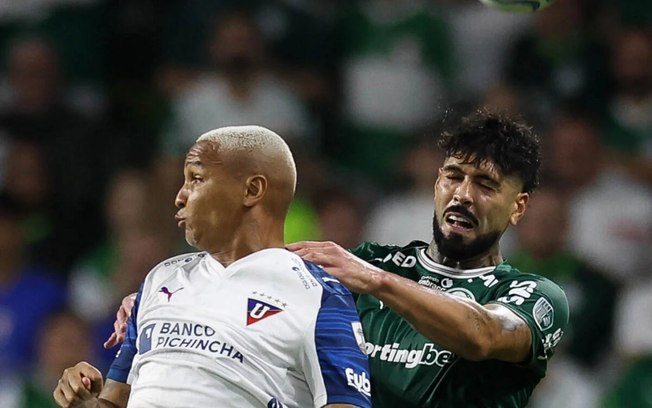Barboza em ação com a camisa do Palmeiras diante da LDU