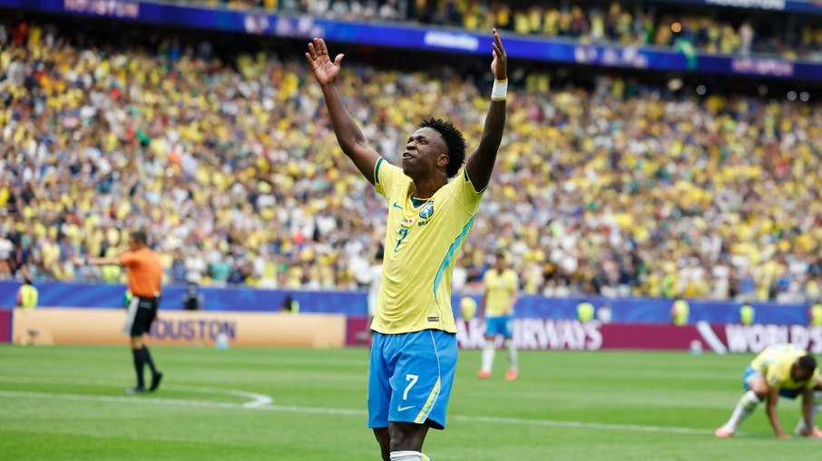 Vini comemora na Segunda Fase da Copa do Mundo, diante do Japão