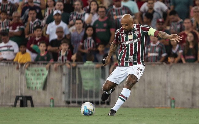 Felipe Melo celebra a marca de 100 partidas com a camisa do Fluminense 