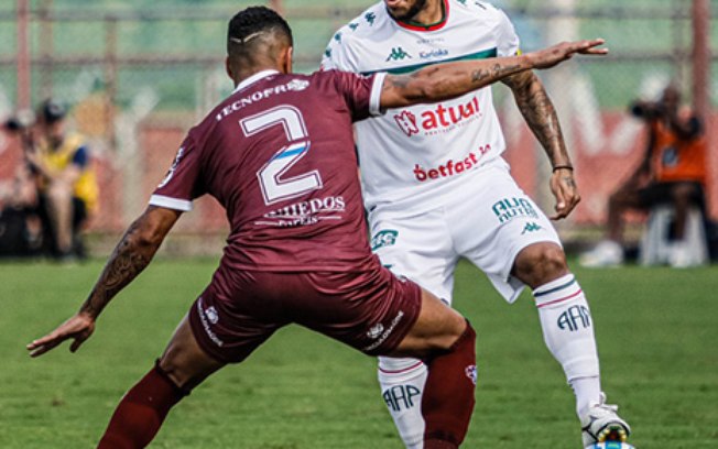 Yuri, da Portuguesa (de branco), tenta sair da marcação de Adriel, do Caxias. Time carioca fez jogo equilibrado no Luso-Brasileiro Yuri, da Portuguesa (de branco), tenta sair da marcação de Adriel, do Caxias. Time carioca fez jogo equilibrado no Luso-Brasileiro