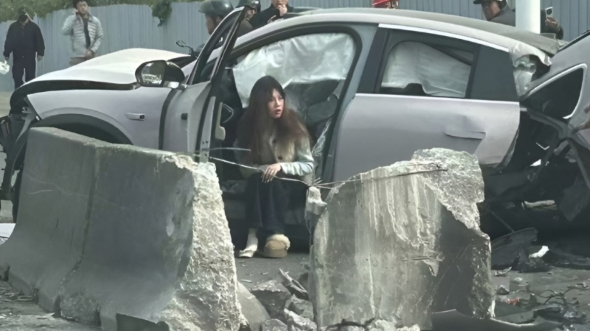 SUV elétrico parte ao meio em batida forte e bateria não explode SUV elétrico parte ao meio em batida forte e bateria não explode