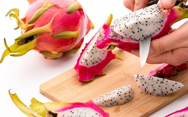 Aprenda o truque de como descascar pitaya e não passe sufoco