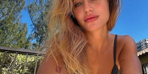 Bruna Griphao ganha elogios ao posar de biquíni