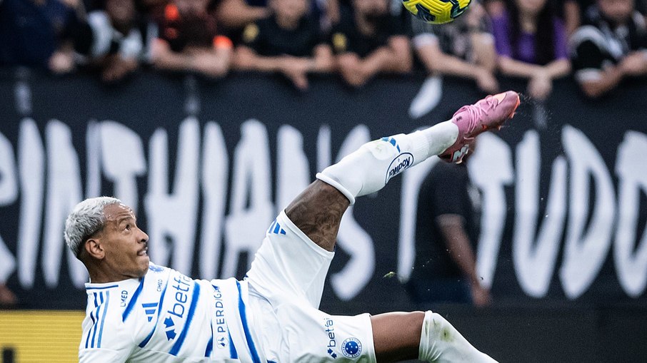 Bicicleta de Matheus Pereira no confronto entre Corinthians e Cruzeiro