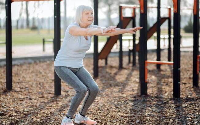 As atividades físicas feitas especialmente para os idosos são uma ótima forma de propiciar benefícios ao corpo e à mente