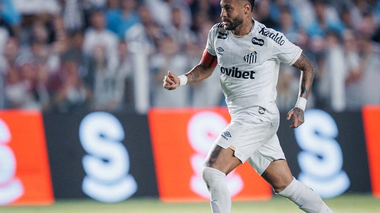 Gramado sintético coloca Neymar em dúvida para jogo contra o Palmeiras