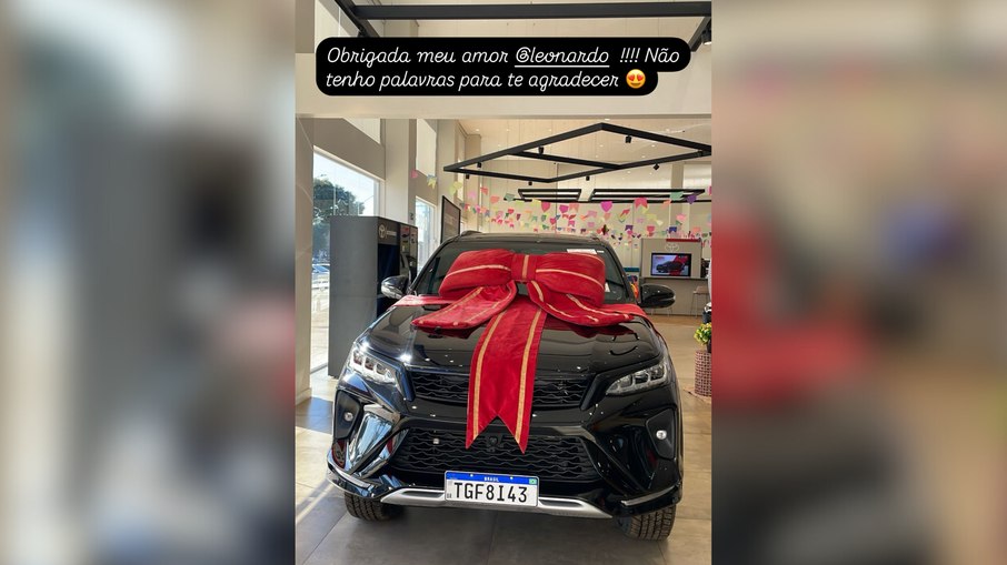 Leonardo surpreende Poliana Rocha Leonardo surpreende Poliana Rocha