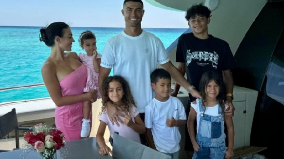 Cristiano Ronaldo ao lado dos filhos e de Georgina