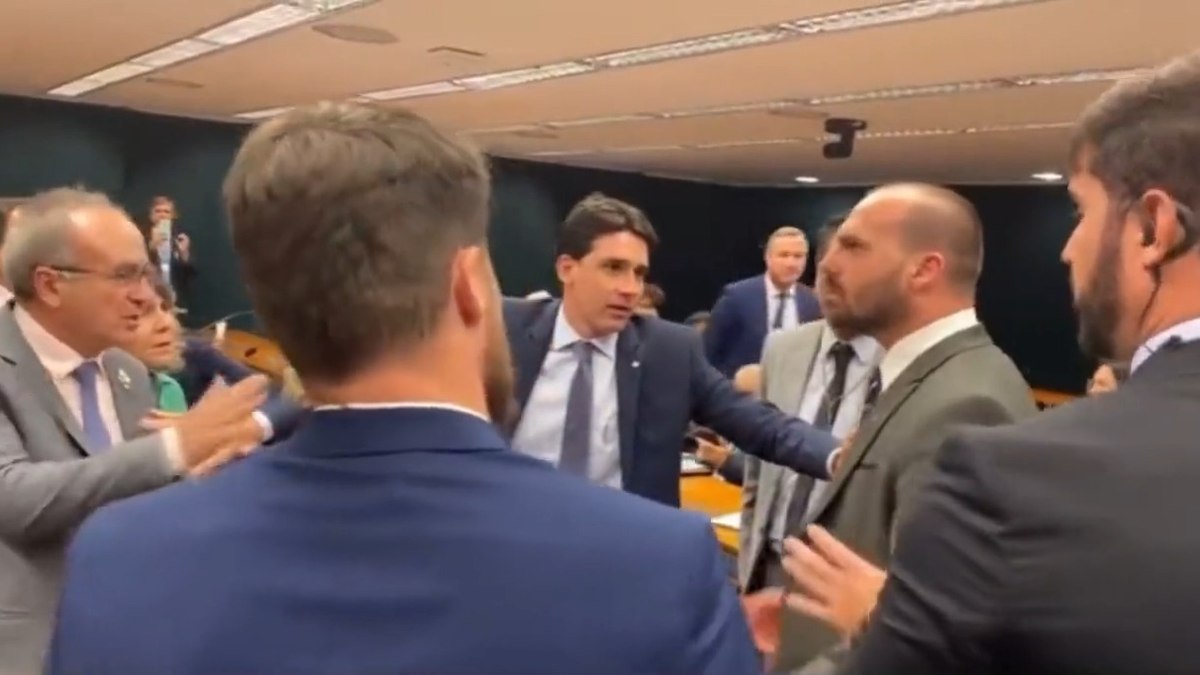 Eduardo Bolsonaro e Marcon protagonizaram uma briga na Comissão do Trabalho na Câmara dos Deputados