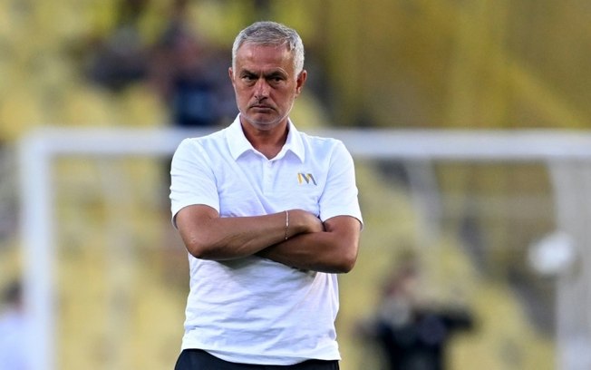 O técnico do Fenerbahçe, o português José Mourinho, antes do empate com o Lille em 1 a 1 nesta terça-feira, em Istambul