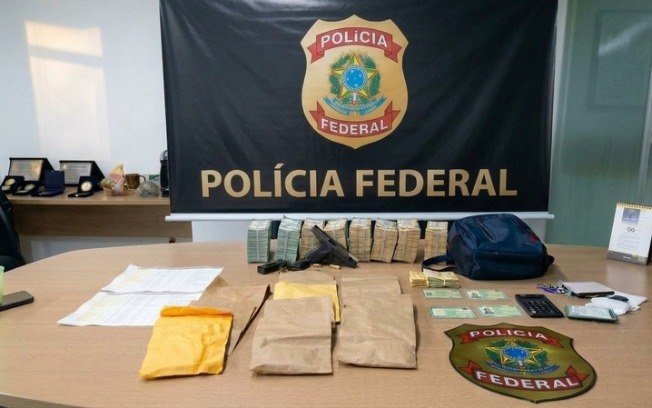 Em Alagoas foram apreendidos arma de fogo, envelopes com dinheiro e listas com nomes. Em Alagoas foram apreendidos arma de fogo, envelopes com dinheiro e listas com nomes.