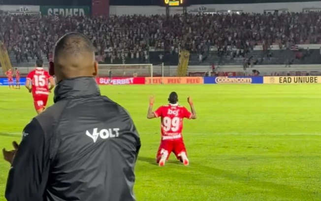 Vitória fora de casa faz Colorado retomar a liderança na tabela da segundona Vitória fora de casa faz Colorado retomar a liderança na tabela da segundona