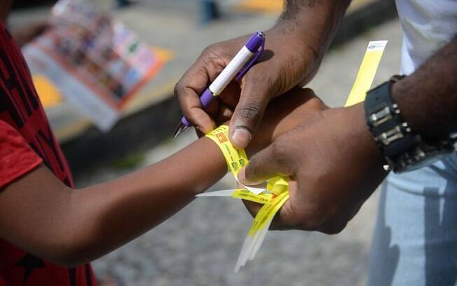 A pulseira de identificação é essencial para evitar o desaparecimento de crianças em eventos como o carnaval