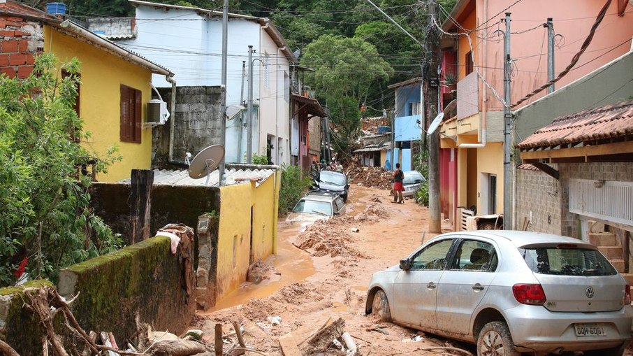 Casas destruídas em deslizamentos na Barra do Sahy após tempestades no litoral norte de São Paulo em fevereiro de 2023