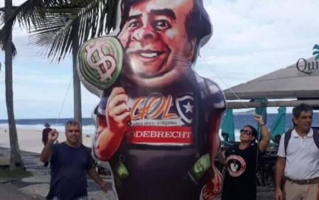 Boneco do Rodrigo Maia é levado ao ato pró-Bolsonaro no Rio