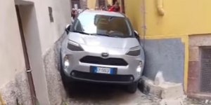 Carro fica preso em rua estreita após GPS guiar turista na Itália