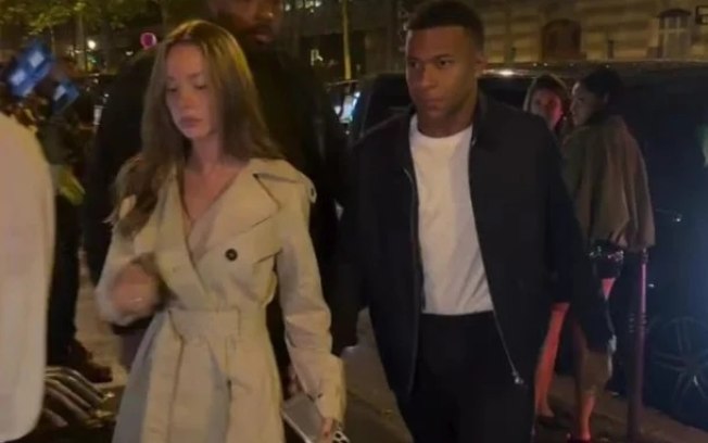 Kylian Mbappé e Ester Expósito durante noite em Paris Kylian Mbappé e Ester Expósito durante noite em Paris