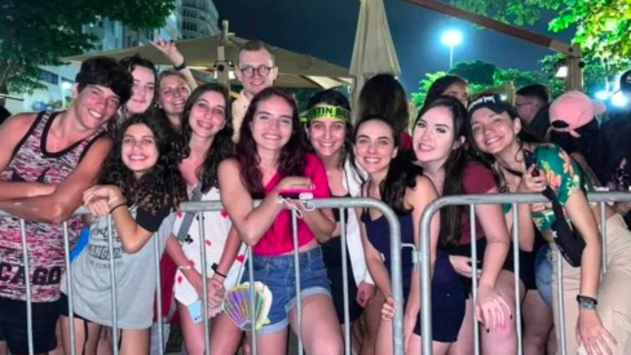 Centenas de fãs de Justin Bieber se reúnem em porta de hotel 