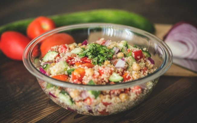 5 saladas com quinoa para ajudar a emagrecer