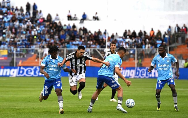Caballero tenta o cruzamento para o Santos. Peixe fica no 0 a 0 com o Macará e vai às quartas da Sul-Americana