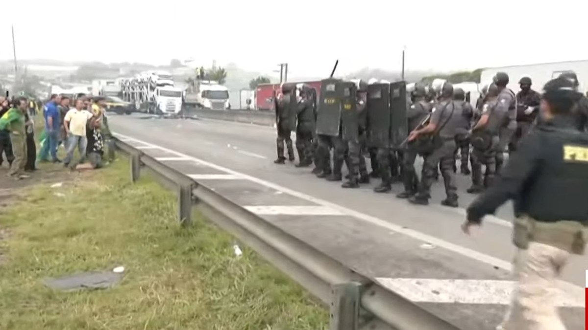 Manifestantes bolsonaristas bloqueiam a Rodovia Castelo Branco, em Barueri (SP) (01/11/2022)