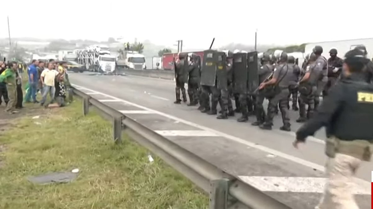 Manifestantes bolsonaristas bloqueiam a Rodovia Castelo Branco, em Barueri, no interior de São Paulo