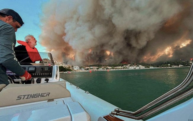 Grécia enfrenta chamas há dias, com moradores evacuados e mortes registradas neste domingo