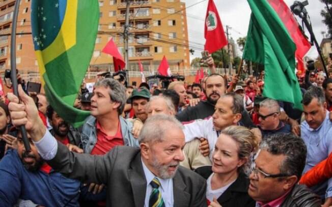 A imagem verdadeira, de Lula em um ato político do PT. 