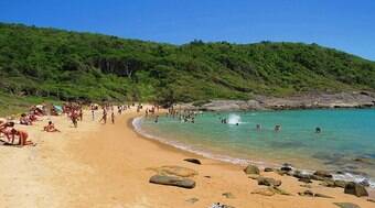 Jovem acorda com a barriga aberta em praia de Guarapari (ES)