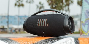 Caixas de som da JBL estão com descontos; veja modelos e preços