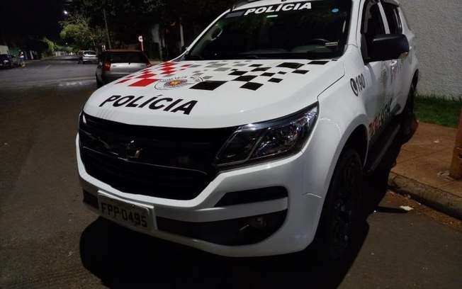 Homem é preso após agredir companheira e avançar contra policiais militares no Jardim Veneza