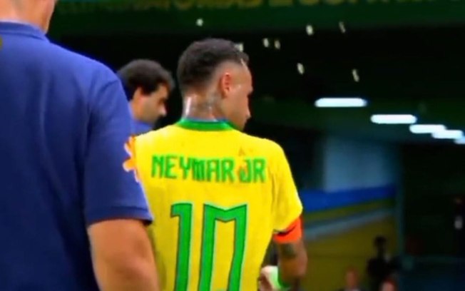 Neymar leva uma chuva de pipocas no fim do jogo. Diniz reprova: desrespeito: Neymar leva uma chuva de pipocas no fim do jogo. Diniz reprova: desrespeito: