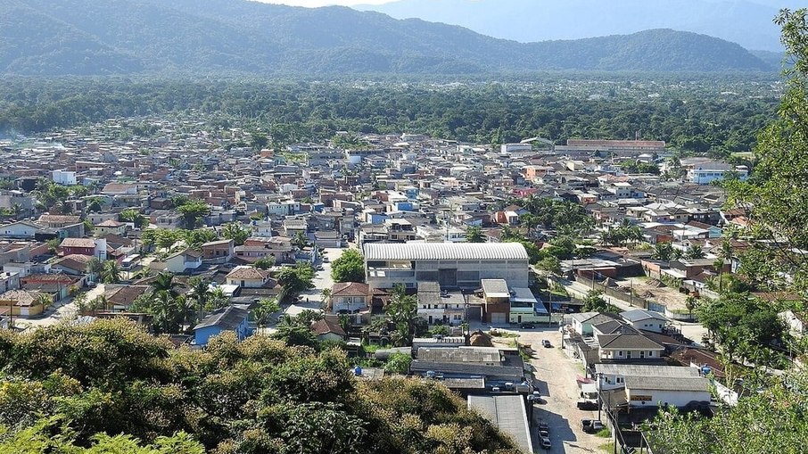 Já Guarujá fica situado na Ilha de Santo Amaro, na Região Metropolitana da Baixada Santista, a cerca de 95 km da capital, São Paulo.