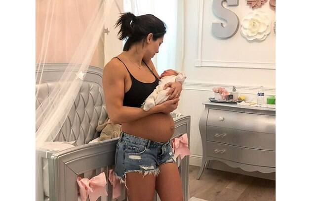 Bella Falconi aparece segurando Stella e com um a barriguinha pós parto 