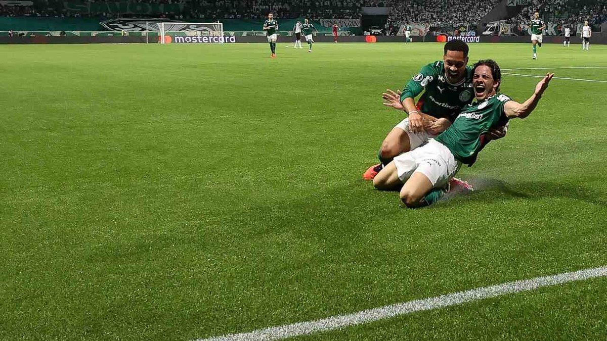 Vasco arranca sequência de jogos em piso sintético contra o Flamengo
