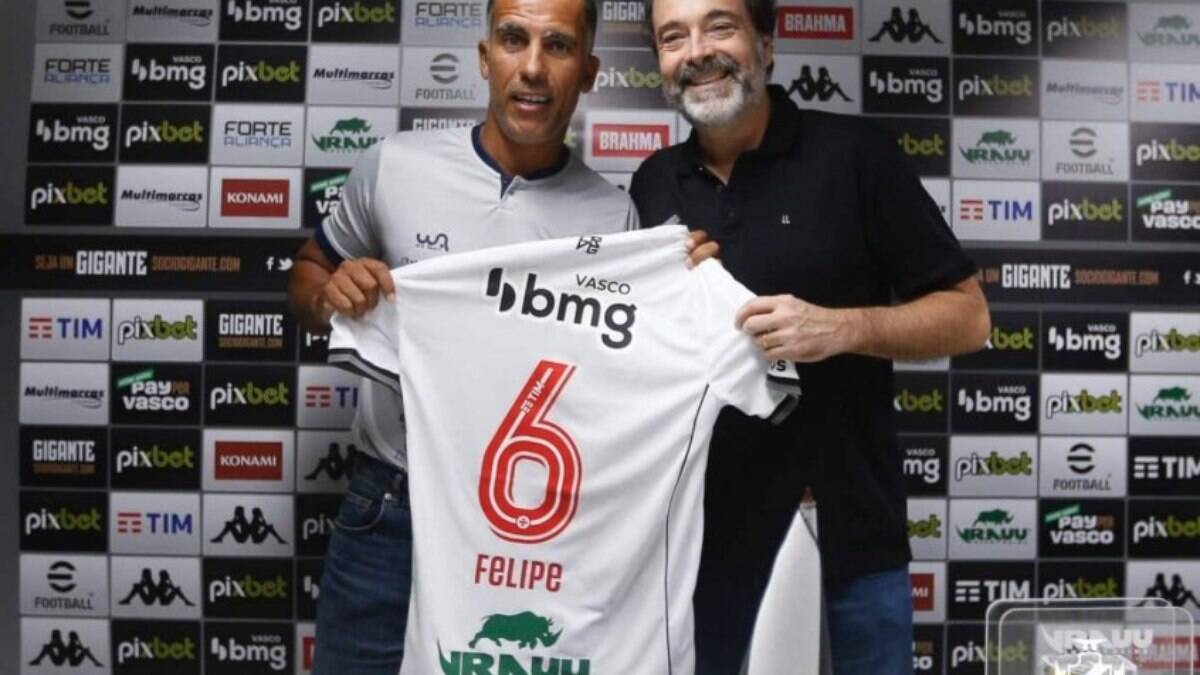 Vasco presenteia Felipe, técnico do Bangu, em sua volta a São Januário: 'Sempre será bem-vindo à sua casa'