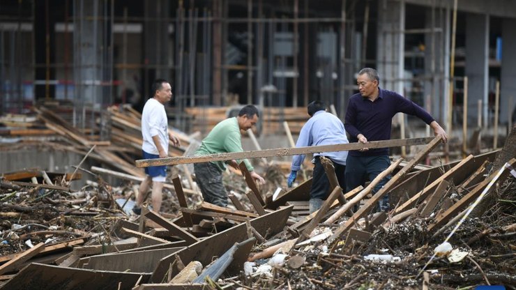 Chuvas fortes matam 30 e forçam retirada em massa na China
